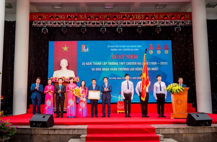 Hình ảnh thứ hai về Trường THPT chuyên Hạ Long - Nơi ghi dấu những thành tích rực rỡ trong hành trình 30 năm bồi dưỡng học sinh giỏi.