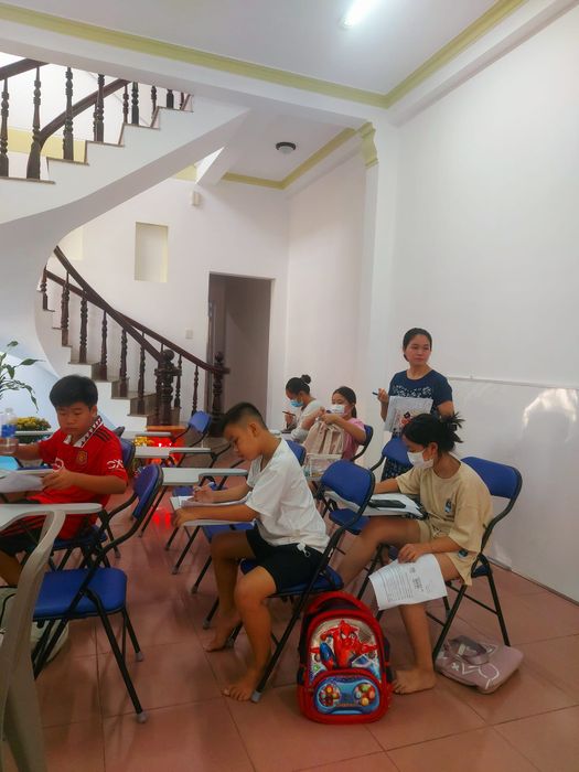 Hoạt động giảng dạy tận tâm của giáo viên Trung Tâm Tri Thức Phú Hòa