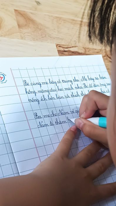 Khoảnh khắc các bé tập trung luyện chữ tại lớp Cô Phượng
