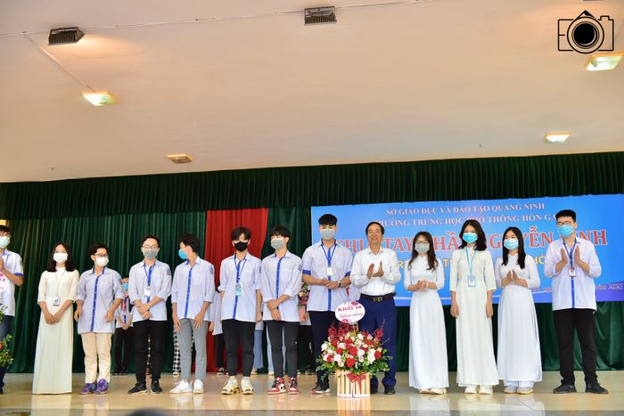 Hình ảnh đầu tiên về Trường THPT Hòn Gai - Ngôi trường mang trong mình dáng dấp của một di sản giáo dục với kiến trúc cổ kính và bề dày thành tích.