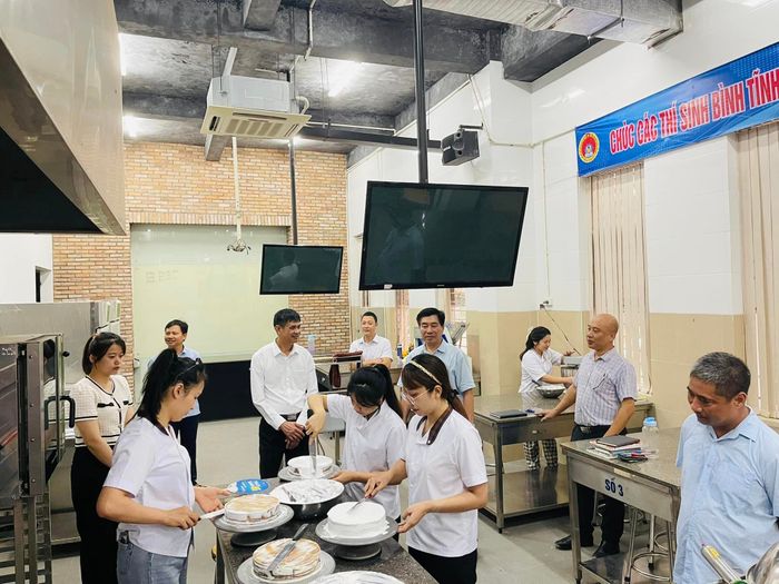 Hình ảnh sinh viên thực hành tại xưởng trường Việt Nam - Hàn Quốc