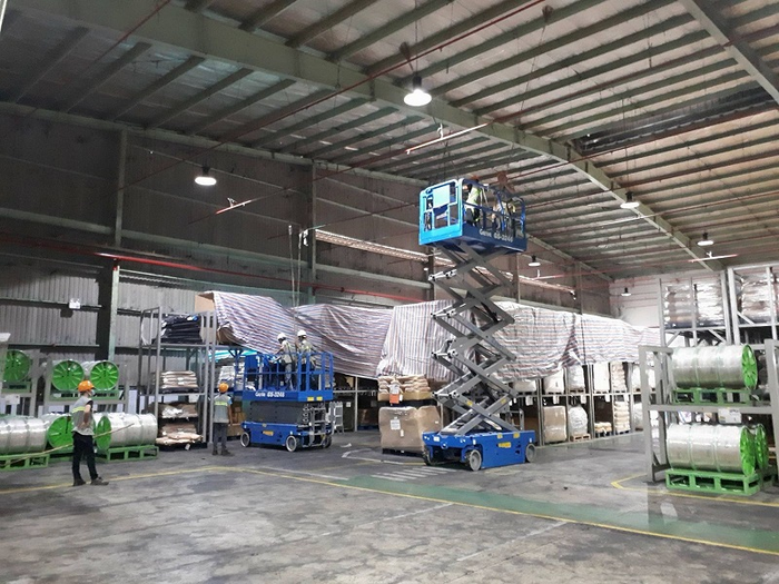 Hình ảnh đội ngũ chuyên gia vệ sinh Anh Thư đang làm việc chuyên nghiệp