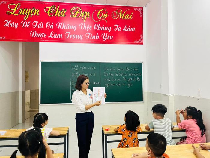 Không gian học tập đầy cảm hứng tại Luyện chữ đẹp Cô Mai - Nơi những nét chữ đầu đời được chăm chút tỉ mỉ.