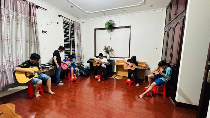 Hình ảnh lớp học guitar tại Thắng Mỹ Musix