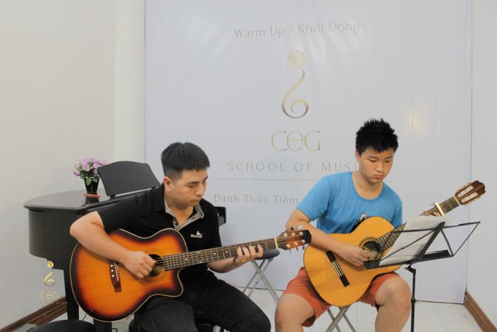 Học viên thực hành guitar tại CEG Music