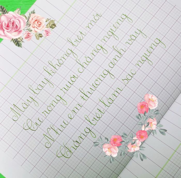 Hình ảnh học sinh chăm chú luyện từng nét chữ tại Luyện chữ đẹp Thu Hiền