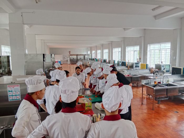 Hình ảnh sinh viên thực tập tại nhà hàng mô hình đạt chuẩn 5 sao