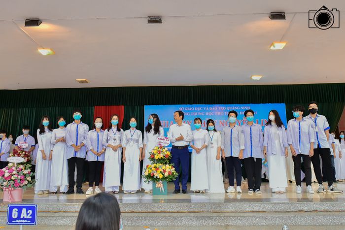 Hình ảnh thứ hai về Trường THPT Hòn Gai - Nơi lưu giữ những khoảnh khắc tự hào trong hành trình hơn 60 năm phát triển và trưởng thành.