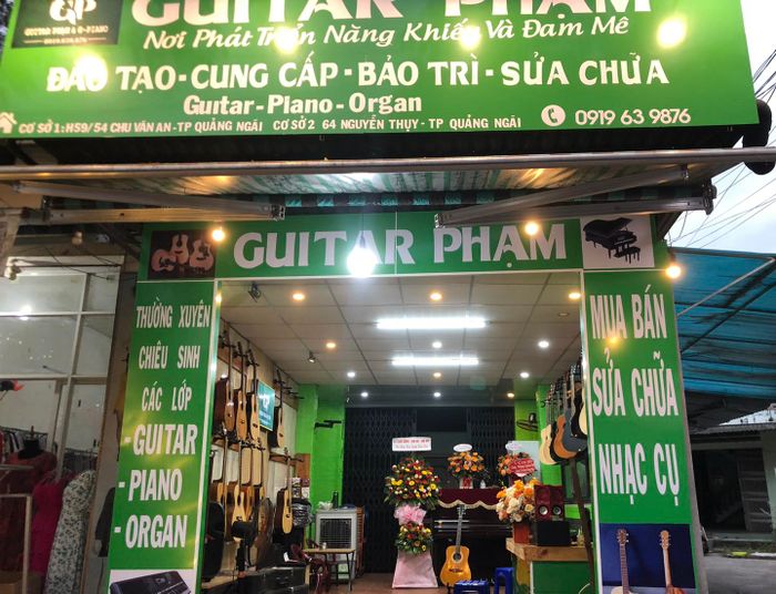 Không gian ấm cúng tại Guitar Phạm & G-Piano