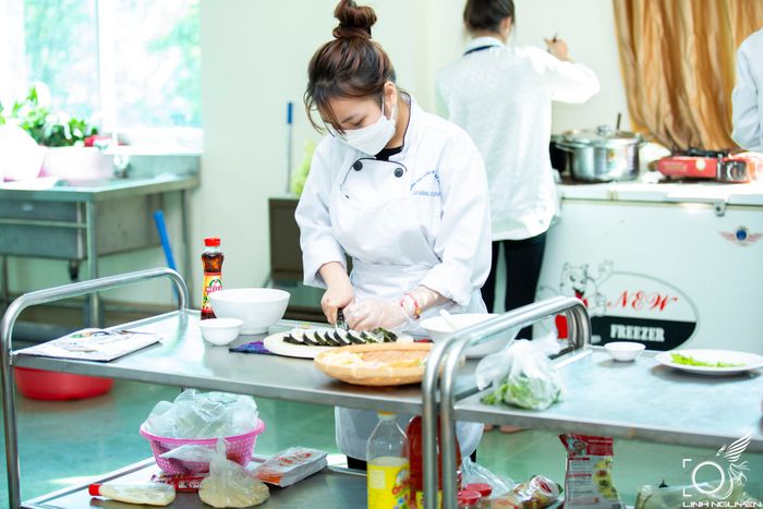 Hình ảnh sinh viên thực hành tại xưởng trường - nơi biến kiến thức thành kỹ năng nghề nghiệp thực thụ