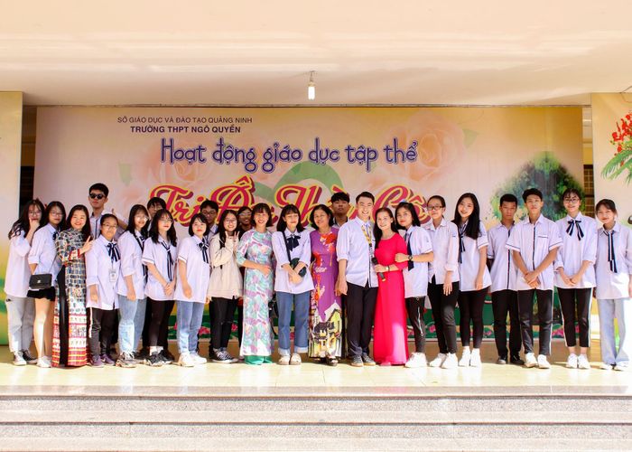 Hình ảnh Trường THPT Ngô Quyền - Hạ Long, Quảng Ninh: Ngôi trường khang trang với kiến trúc hiện đại, nằm giữa khung cảnh thiên nhiên hùng vĩ của vùng đất mỏ.