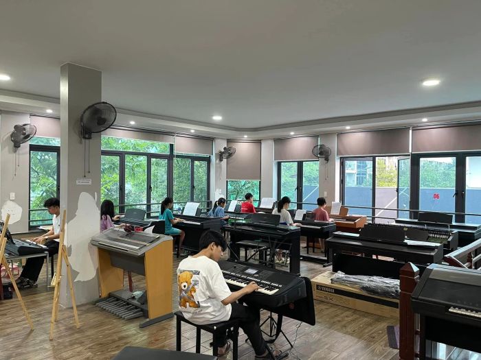 Hình ảnh học viên say mê với cây đàn piano tại Trung Tâm Âm Nhạc Camus 2