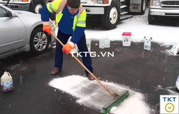 Hình ảnh đội ngũ chuyên gia TKT đang thực hiện dịch vụ vệ sinh cao tầng