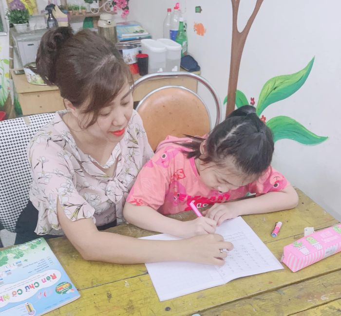 Khoảnh khắc học viên say sưa luyện tập tại Luyện Chữ Cô Thu