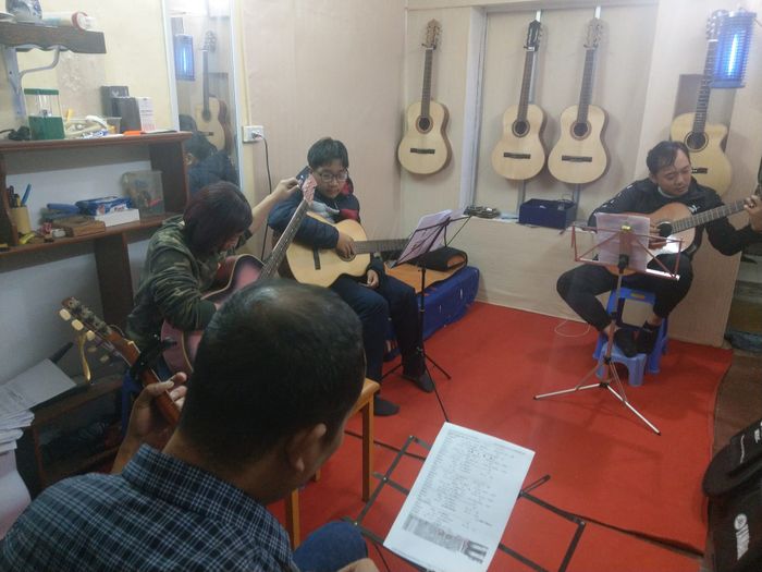 Giáo viên hướng dẫn tận tình tại Guitar Trung Kiên