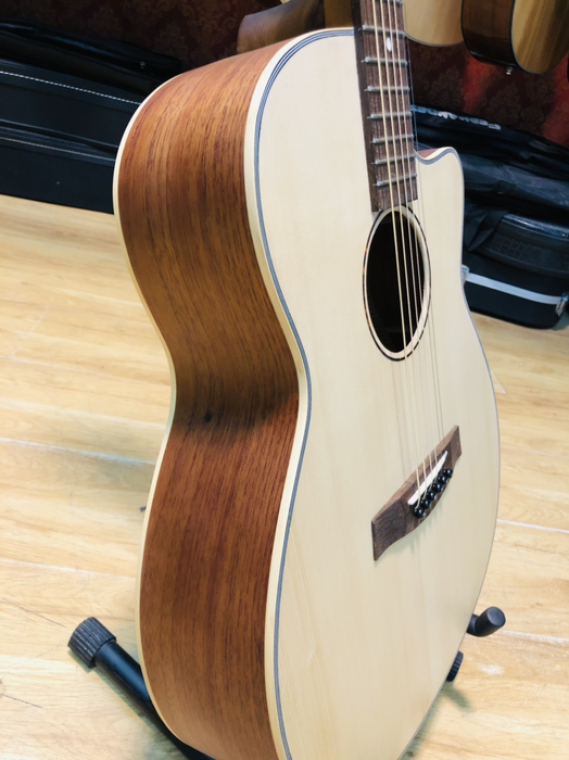 Góc showroom đàn guitar cao cấp tại ORION