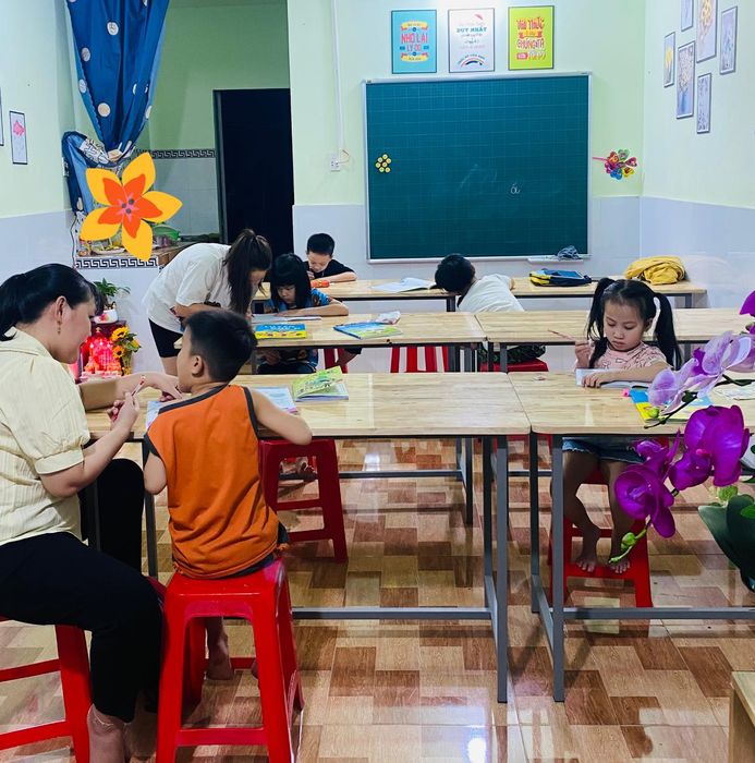 Hình ảnh 3 ghi lại khoảnh khắc học viên say sưa luyện tập tại LUYỆN CHỮ ĐẸP BONKA