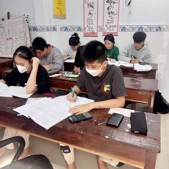 Lớp Vật lý cô Loan ảnh 2 - Khoảnh khắc vàng trong giờ học, nơi những công thức vật lý được minh họa sinh động qua các thí nghiệm thực tế.