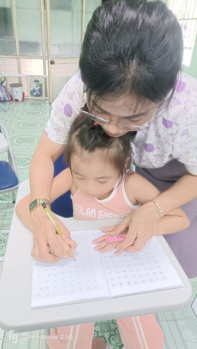 Cơ Sở Luyện Chữ Đẹp - Nét Chữ Việt ảnh 2 - Bức tranh sinh động về lớp học rèn chữ đầy cảm hứng và chuyên nghiệp