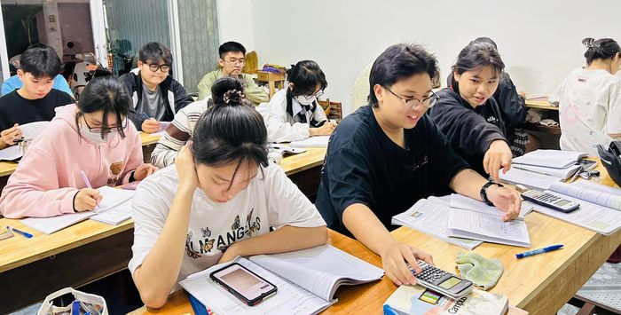 Học sinh say mê học tập tại Trung tâm Phúc Minh