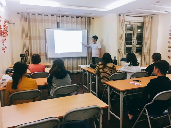 Hình ảnh học viên Aunury trong giờ thực hành giao tiếp với giáo viên Hàn Quốc