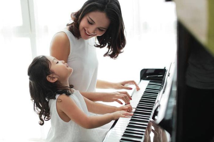 Hình ảnh lớp học piano đầy cảm hứng tại Trường Âm Nhạc Đàm Lực Piano