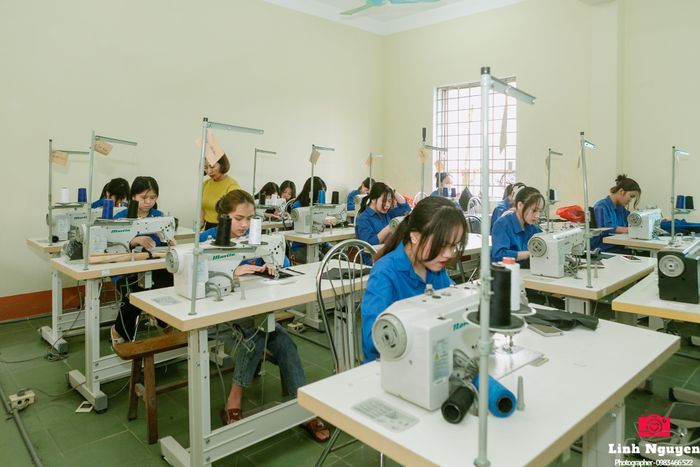 Hình ảnh thư viện hiện đại với nguồn tài liệu phong phú phục vụ công tác học tập và nghiên cứu