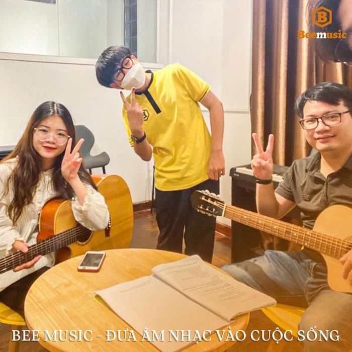 Hình ảnh lớp học guitar tại Bee Music