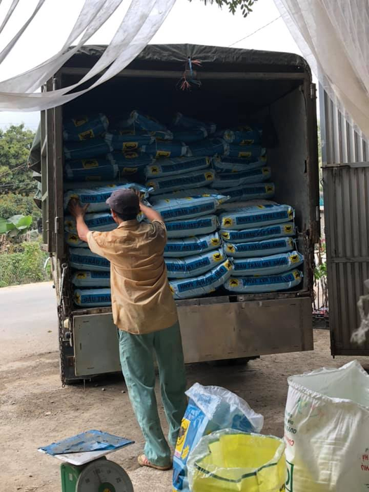 Không gian trưng bày đa dạng tại cửa hàng vật tư nông nghiệp Trị Hương