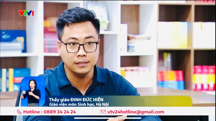 Ảnh Thầy Đinh Đức Hiền trong giờ giảng bài đầy cảm hứng