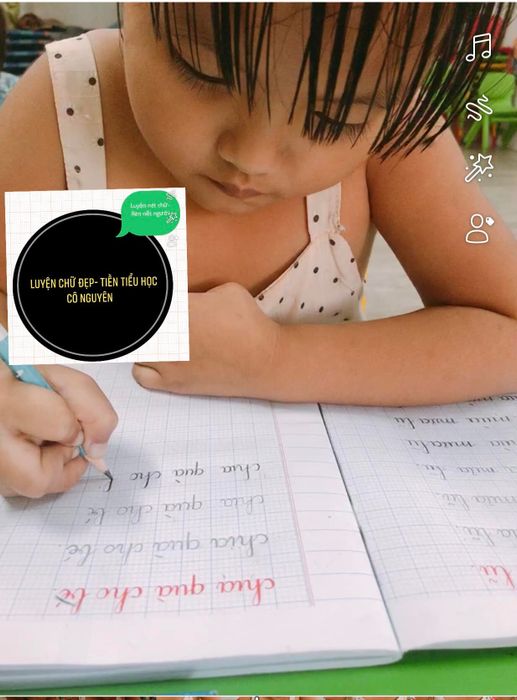 Hình ảnh học sinh luyện chữ tại Thảo Nguyên