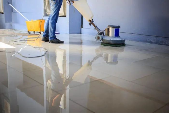 Hình ảnh đội ngũ chuyên nghiệp của Vệ sinh 24H đang làm việc