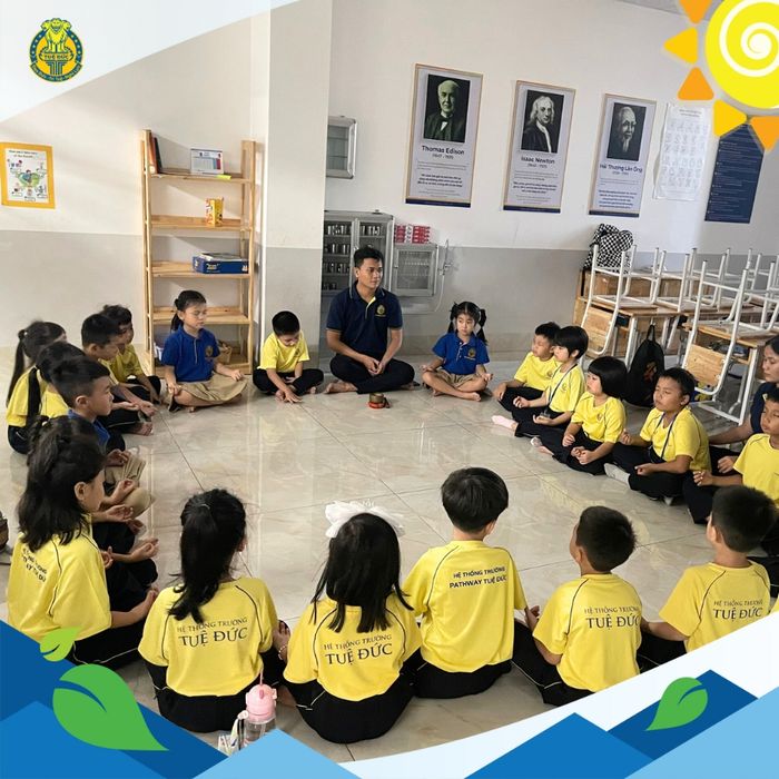 Khoảnh khắc Trường Mầm Non Tuệ Đức - Ghi lại những nụ cười rạng rỡ của trẻ thơ trong không gian học tập tràn đầy năng lượng và sáng tạo.