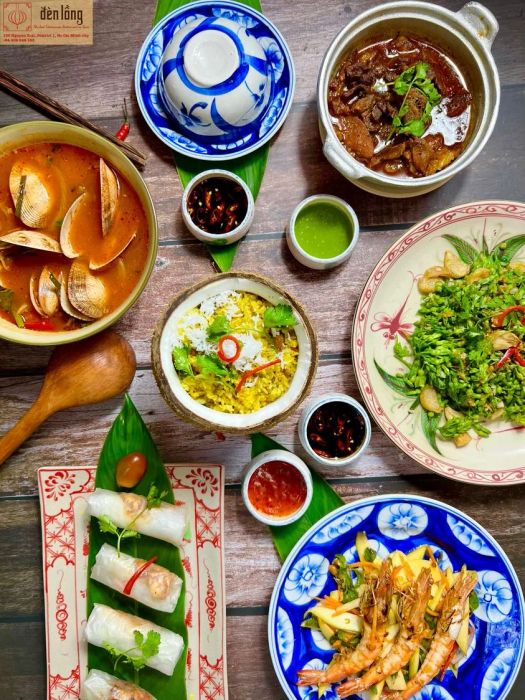 Đèn Lồng Restaurant ảnh 2 - Những chiếc đèn lồng rực rỡ sắc màu