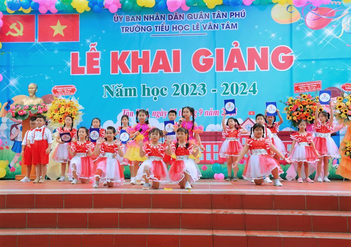Hình ảnh hoạt động đầy năng lượng tại Goldstar Dance Club