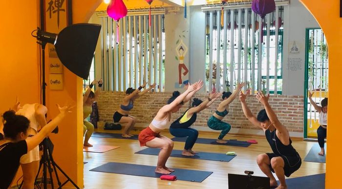Không gian tập luyện ấm cúng tại Chuông Yoga
