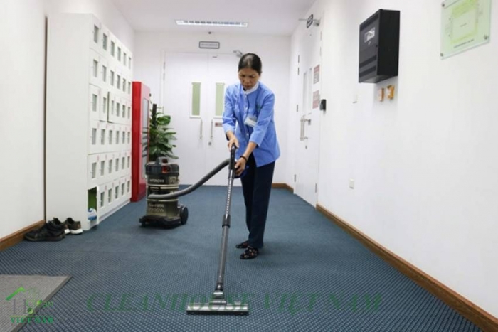 Hình ảnh đội ngũ kỹ thuật Cleanhouse đang thực hiện vệ sinh nhà xưởng chuyên nghiệp