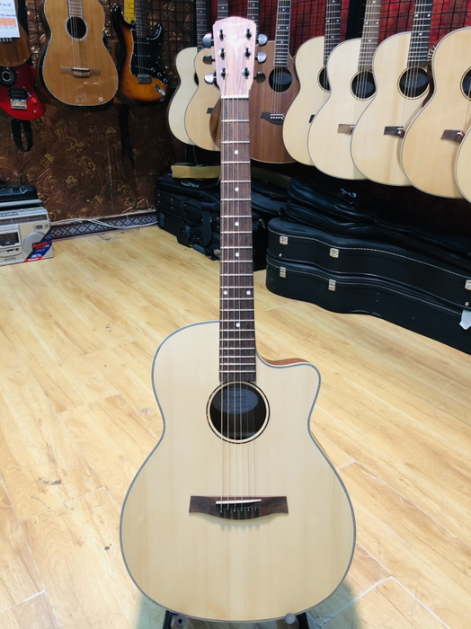 Không gian trưng bày đàn guitar tại ORION