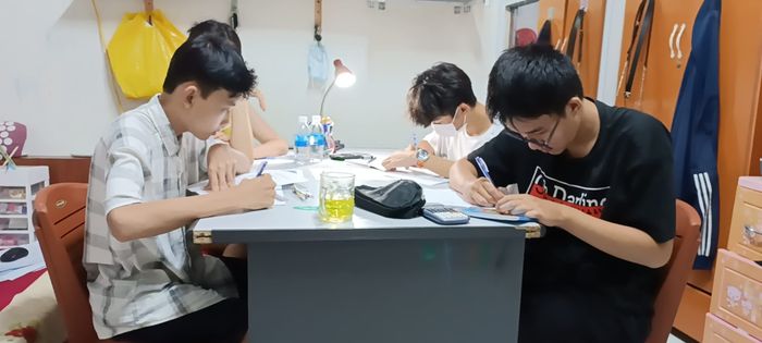 Hình ảnh lớp luyện thi Thầy Kỳ (ảnh 2)