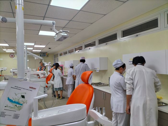 Hình ảnh phòng thực hành hiện đại tại Khoa Răng Hàm Mặt - Đại học Văn Lang