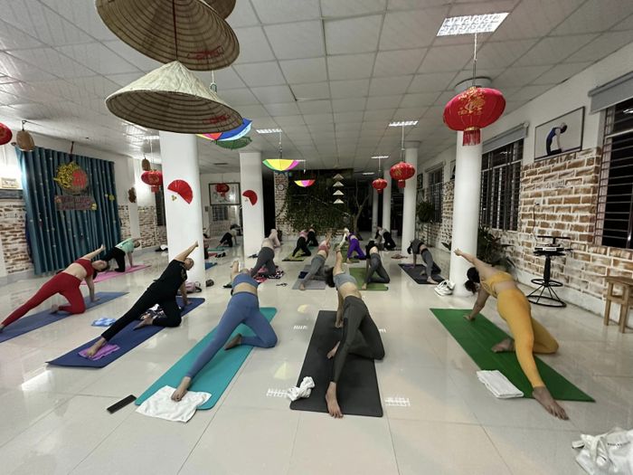 Hình ảnh lớp học yoga trị liệu tại Yoga Trị Liệu Loan Nguyen