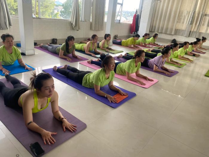 Buổi tập nhóm đầy năng lượng tại HVT Yoga - Ảnh 2