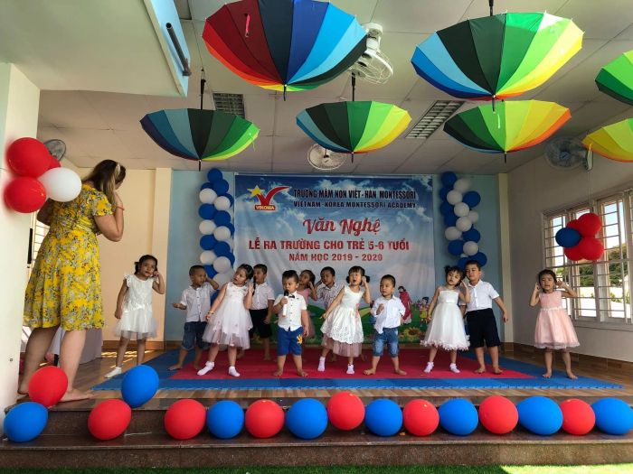Bộ sưu tập hình ảnh hoạt động vui chơi và học tập đầy màu sắc của các bé tại Trường mầm non Việt Hàn.