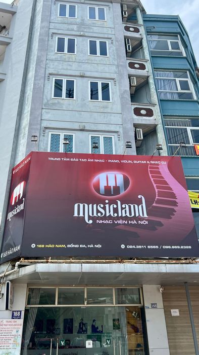 Giảng viên hướng dẫn học viên tại Musicland Hanoi