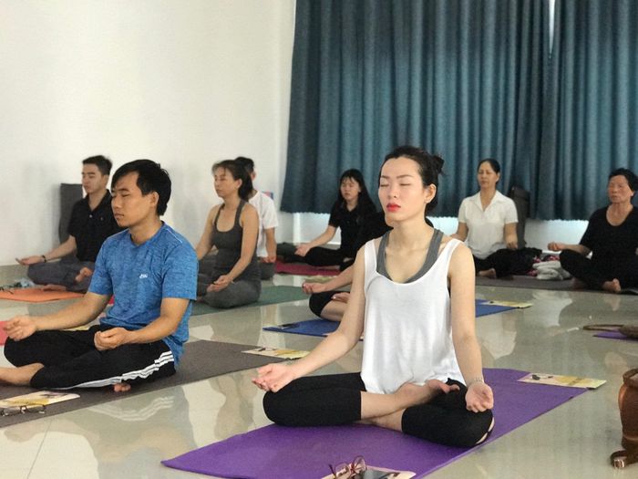 Học viên đang thực hành các tư thế yoga nâng cao tại Yoga Secret Club