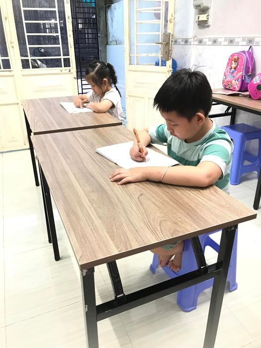Hình ảnh học sinh say sưa luyện chữ tại lớp Cô Trinh