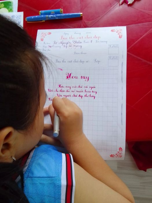 Khoảnh khắc học viên say mê luyện tập tại Luyện chữ đẹp Cô Nam