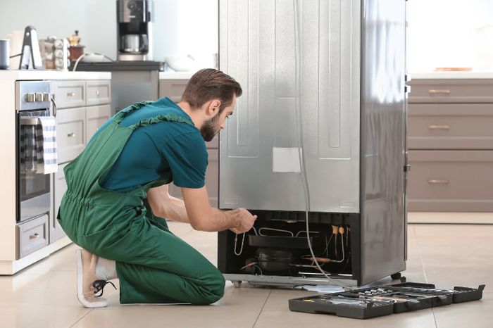 Hình ảnh thực tế quy trình sửa chữa tủ lạnh chuyên nghiệp tại Trung tâm Đại Cương