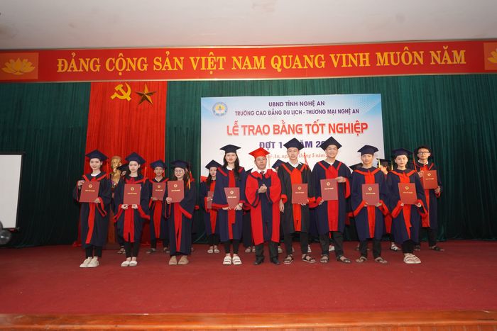 Hình ảnh khuôn viên xanh mát với kiến trúc hiện đại của Trường Cao đẳng Du lịch - Thương mại Nghệ An