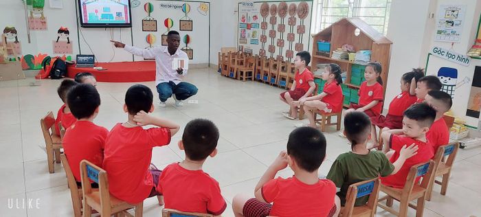 Hình ảnh Trường Mầm Non Vietkids - Khoảnh khắc lưu giữ những nụ cười hồn nhiên và hoạt động học tập đầy sáng tạo.